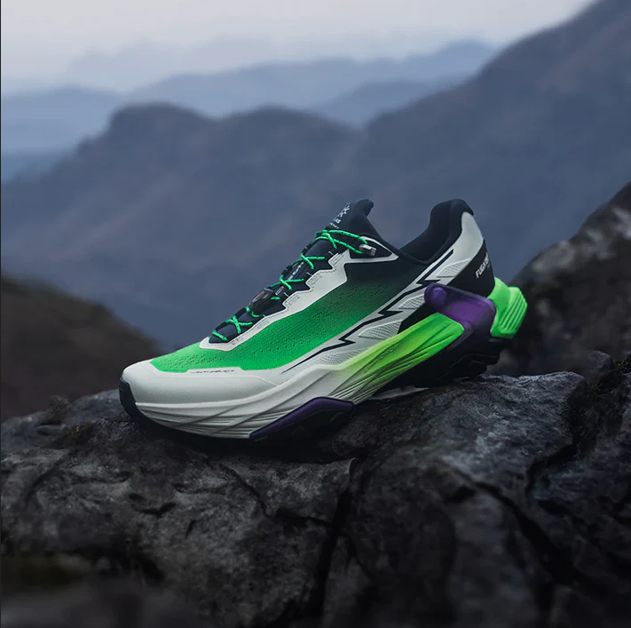 کفش های کوهنوردی و طبیعت گردی